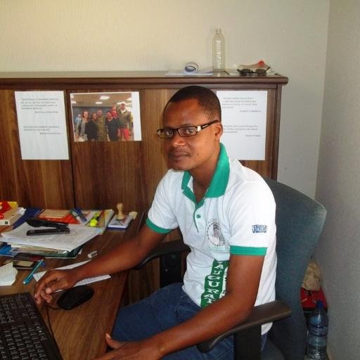 Jeune Sociologue anthropologue, travaillant dans une administration universitaire.