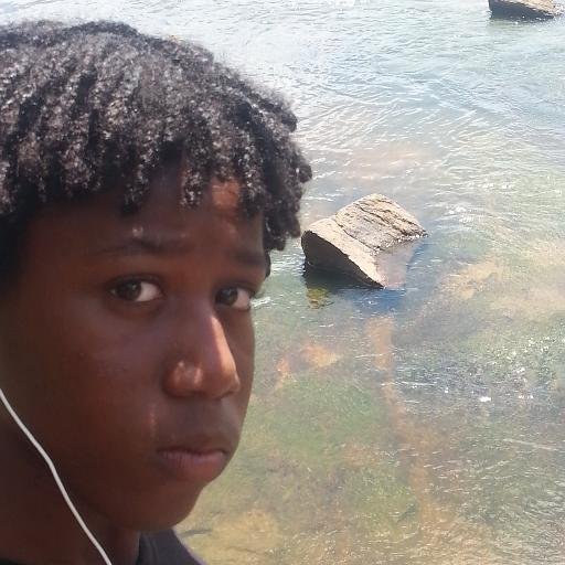 18 years, loves football, gaming, joking, walking, going to the movies, beautifull girls(curly), #Single