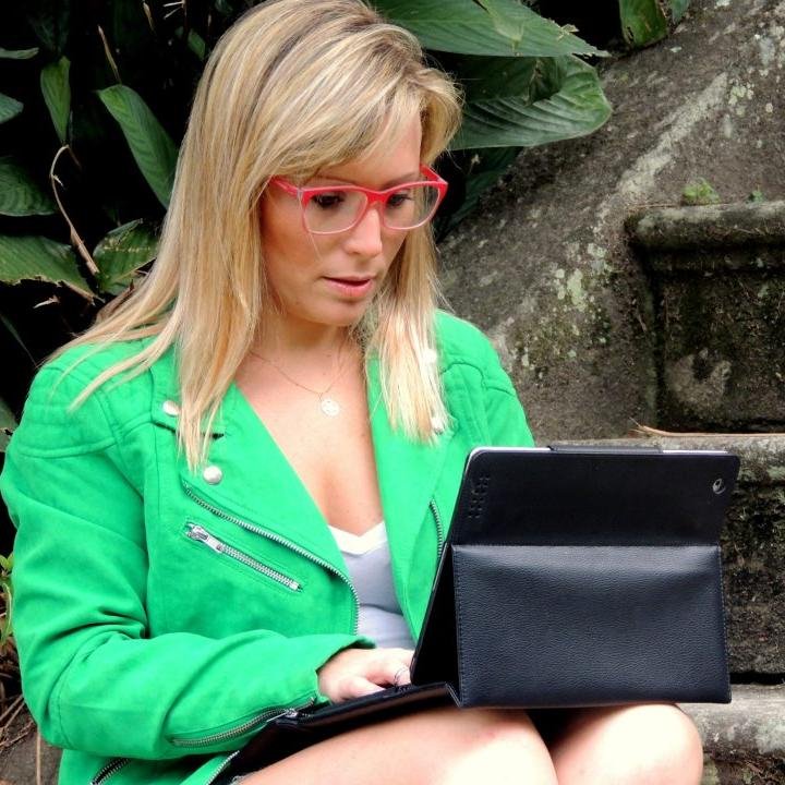 SandraManuelli's profile picture. Comunicóloga, fascinada por internet, tecnologia e mídias. 
Ama gente e bicho. 
Uma #boba feliz e uma
#feliz boba.