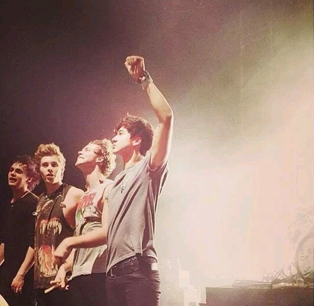 5SOS  I love you ! You saved me !! 5sosFAM and pround :* #Selenator   and TVD Family and little liars ( pretty little liars ) !