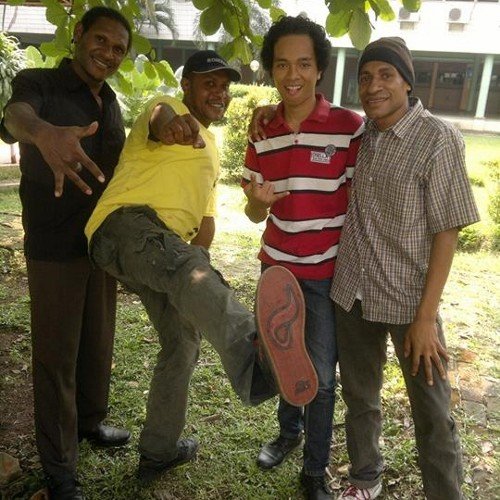 .hormati lawan mu ketika engkau bertanding.karena hidup adalah saling menghormati.