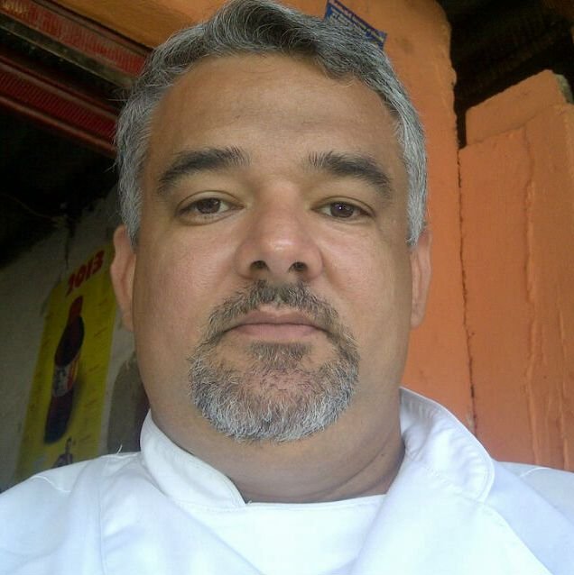 Chef, egresado de las mejores cocinas de Europa y Sur América, profesor de gastronomía . que Con más de 20 países recorridos en 22 años de carrera