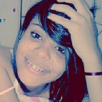 Moleca, realizada, atrapalhada, twitteira viciada e muito... mas MUUUITO feliz! ;)