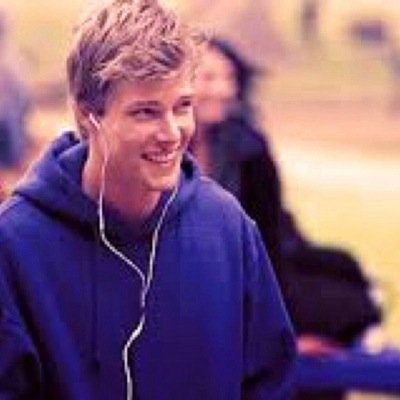 El gemelo mas guapo, si. Aunque Lorcan es un cerebrito •Hufflepuff & Proud• Roxanne es mi... Mi algo. ¿Travesuras? Travesuras. #FakesHP