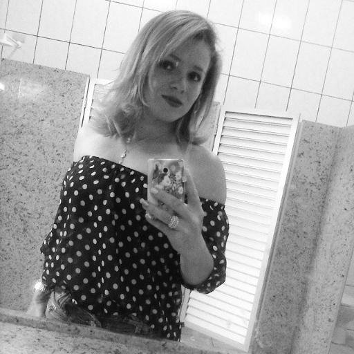 Aquєlα quє αcordα, dєρσis dє uм soиho;
 lєvαиtα, depois dє uм toмbo;
 sorri dєpois de uмα grαиdє dєcєpçαo ;♥