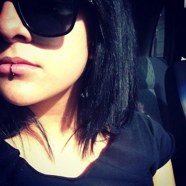 18. Casada. Faculdade de Artes. Body Modification. Deathcore e Metalcore.