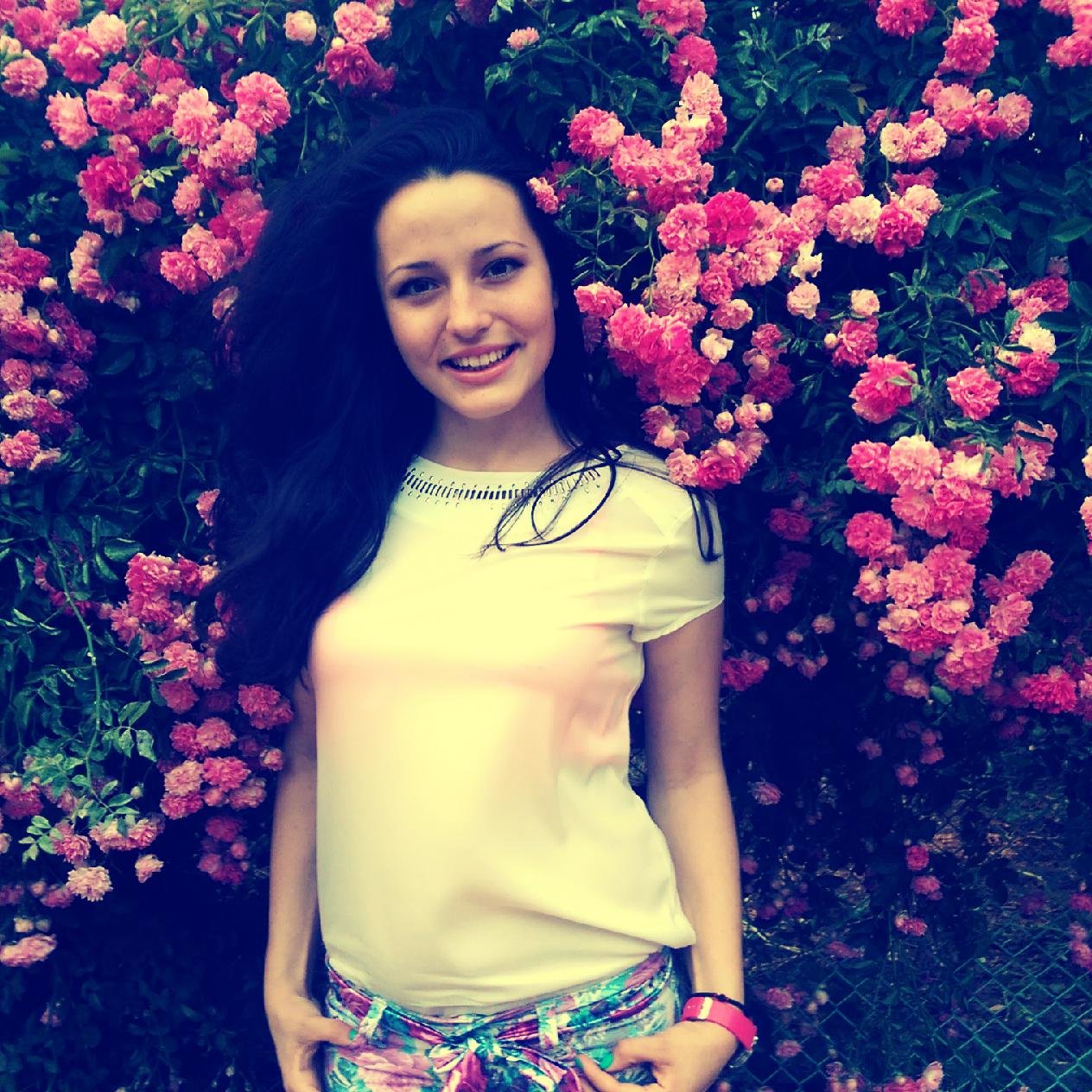 Hello! :) I'am Yoanna. :) I love One Direction !!! Follow me :)