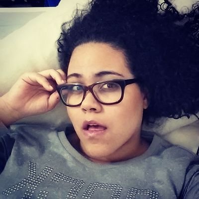 E eu sou um pouco mais estranha do que ser estranha permite. Sou estranha além do charme de ser estranha.