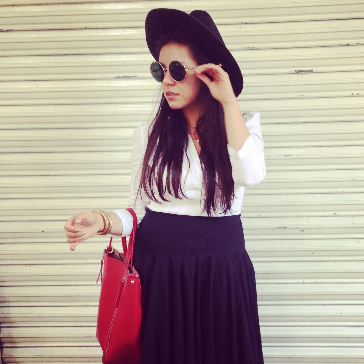 Vintage lover, Financial Advisor, street style blogger, Traveler, Aficionada de F1