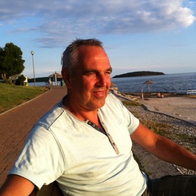 Ondernemer, voetballiefhebber, passie voor muziek,  maar vooral een trotse opa........