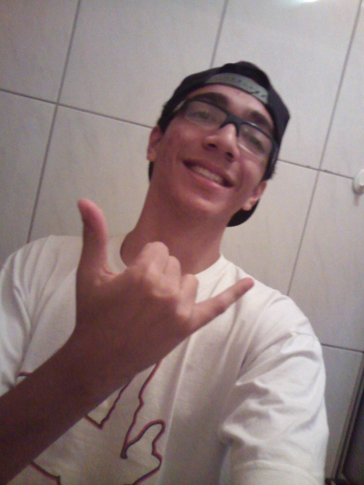 curto natação, academia, to treinando bastante, amo Rock, e Pop, curto UFC e gosto de futebol, e amo os países da Alemanha, e da Espanha, falo Espanhol fluente.