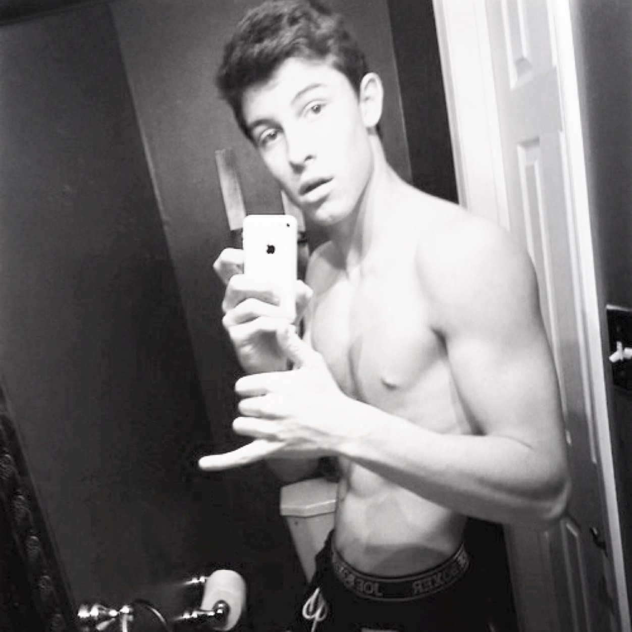 hey i gave you a free follow so go follow @milehighmendes for me. be active for DMs to Carter every day/week. follow or i unfollow. thanks!