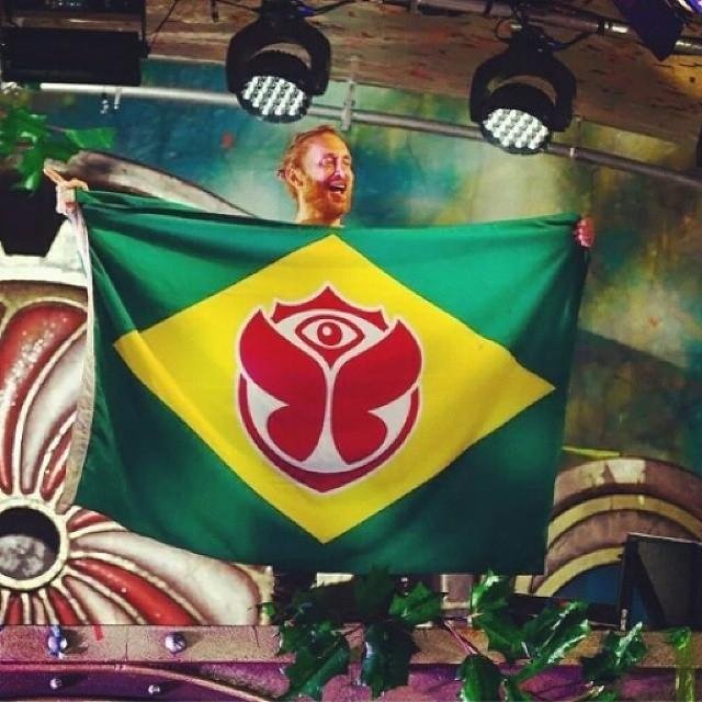 A música eletrônica não precisa de letra para tocar a minha alma. ❤ #VibesEW✌