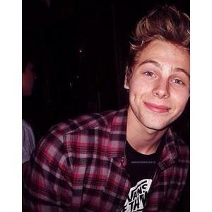 |5sosfam| 18.