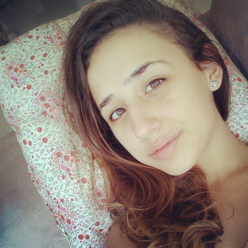 Só do teu lado tudo é mais, tudo é tão perfeito e cheira paz
Eu nunca amei ninguém assim eu sei que foi feita pra mim(8' te amo s2 por: @rafaelooos