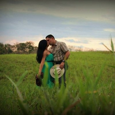 Esposo, padre, amante de lo extremo, romántico empedernido, soñador, poeta, soldado de mi Patria bella, BRONCO y Dominicano 100%.