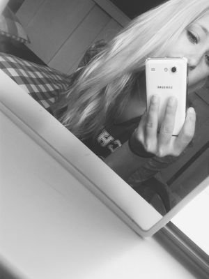 yvonnesmid_'s profile picture. nulla tenaci invia via ★