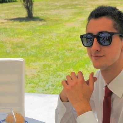 Estudiante de veterinaria en la USC, exjugador de baloncesto, 19 años. Forma de vida indefinida. Un loco dicen mis amigos, no se equivocan mucho...