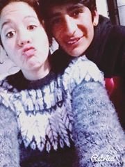Las chusmas que nos miran se quieren matar, porque cuando nos besamos no existen nadie mas ♪