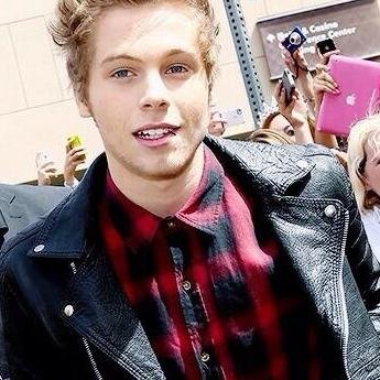 follow @5sosfollowalarm for follow updates and dms :)