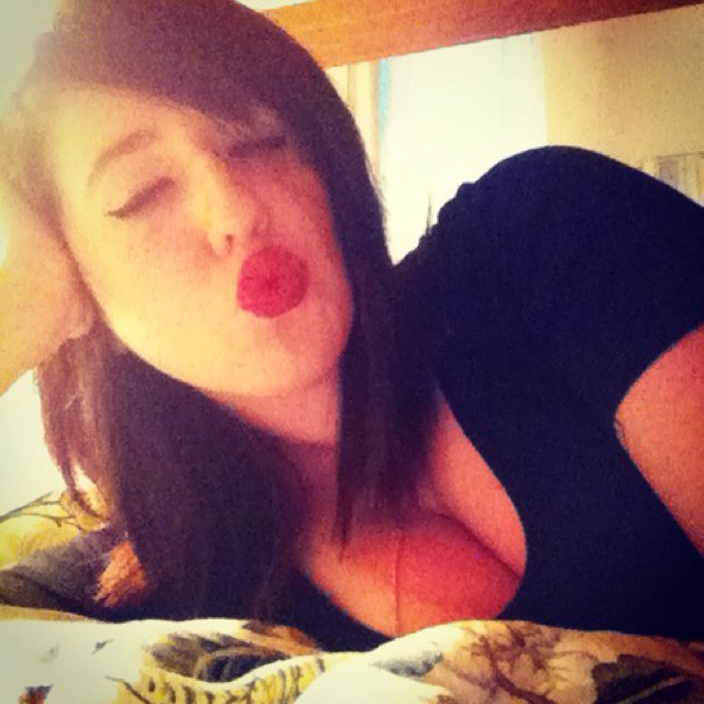 cariiiissa's profile picture. ONE FOOT IN THE GRAVE