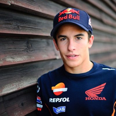 Campeón del mundo de 125cc en 2010, Campeón del Mundo 2012 en Moto2 y piloto de MotoGP | Champion of the world in 125cc 2010, Moto2 2012 and MotoGP rider.