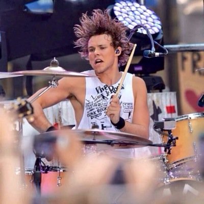 Follow @ZayuummNiall !! If you do, RT my tweet and I will spam your tweets with likes!!