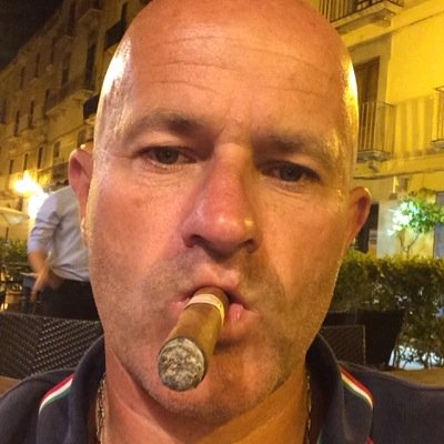 Eigenaar, v.Deventer Metselwerken. Feyenoord Rotterdam.        Hekel aan vrouwenvoetbal