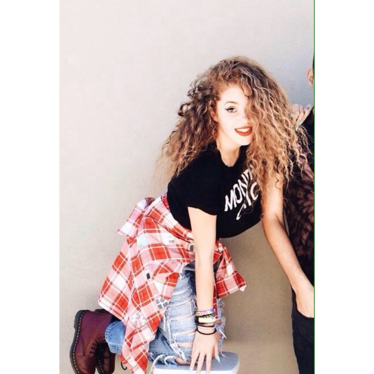 @unicornlox just gave you a free follow. Follow her she follows back