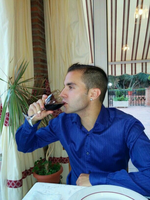Chico sencillo, amigo de sus amigos , rojiblanco de corazon, puro nervio, me encanta el JB con cocacola,Fiestero cono el que mas :D jeje