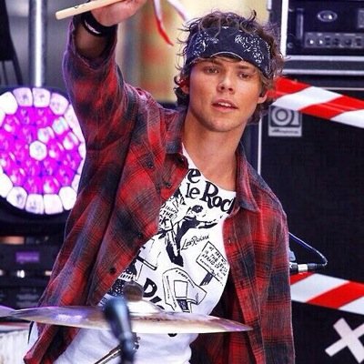 CalebHandsford's profile picture. Seventh year Gryffindor. Gryffindor's quidditch captain, seeker.