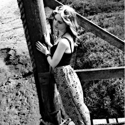 Amateur actress, music nerd, piano player, fashionista, singer - dreamer...and I never stop talking.