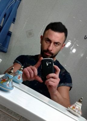 CarminePone's profile picture. Si deve vivere alla giornata,senza chiedere nulla al passato e senza pretendere troppo dal futuro,pensando solo a quella parte di eternità che separa il regno