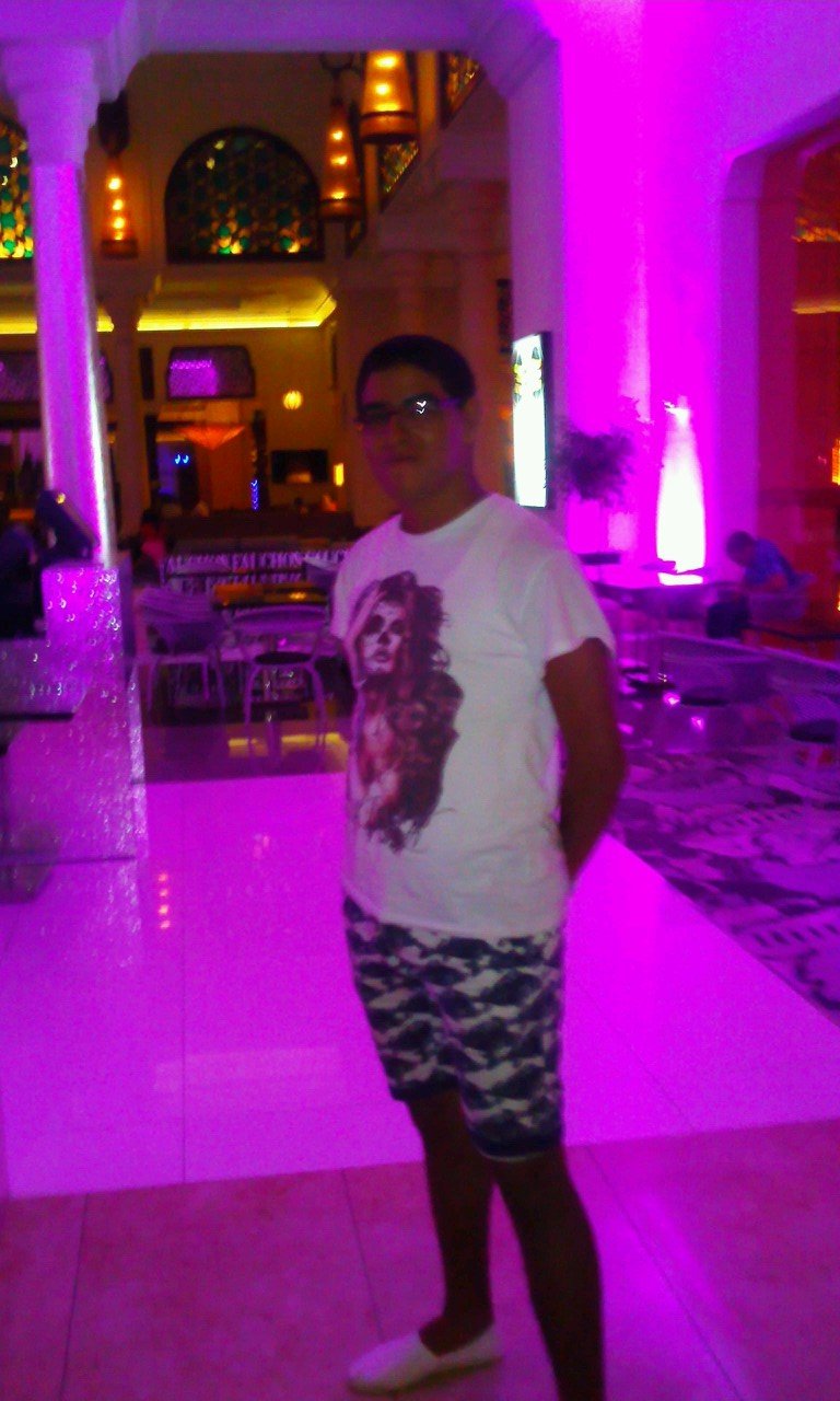 je suis Saif.eddine SAMAH nationalitè marrocaine je suis un danceur et chateur en même temps dans un group de 6 genre