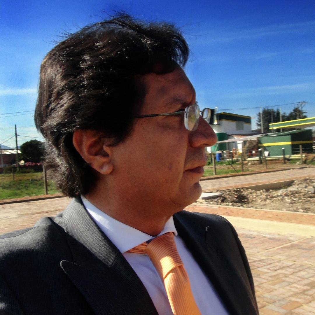 Librepensador, irreverente.  Periodista.