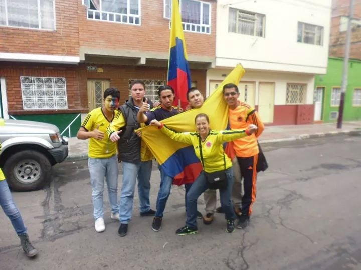 Una bandera que diga sobredosis un par de rockaroles. Y un chorro pa tomar matar a la corte y a la sks q venga los q kiera q todo es carnaval