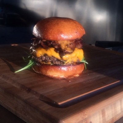 twobunsandmeat's profile picture. Vi serverar hamburgare på hemmamald högrev egen slungade majos och alltid nybakat bröd, imget fusk inga konstigheter.