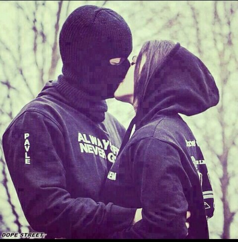 Je retweet tout les tweets contenant le mot «Amoureuse».