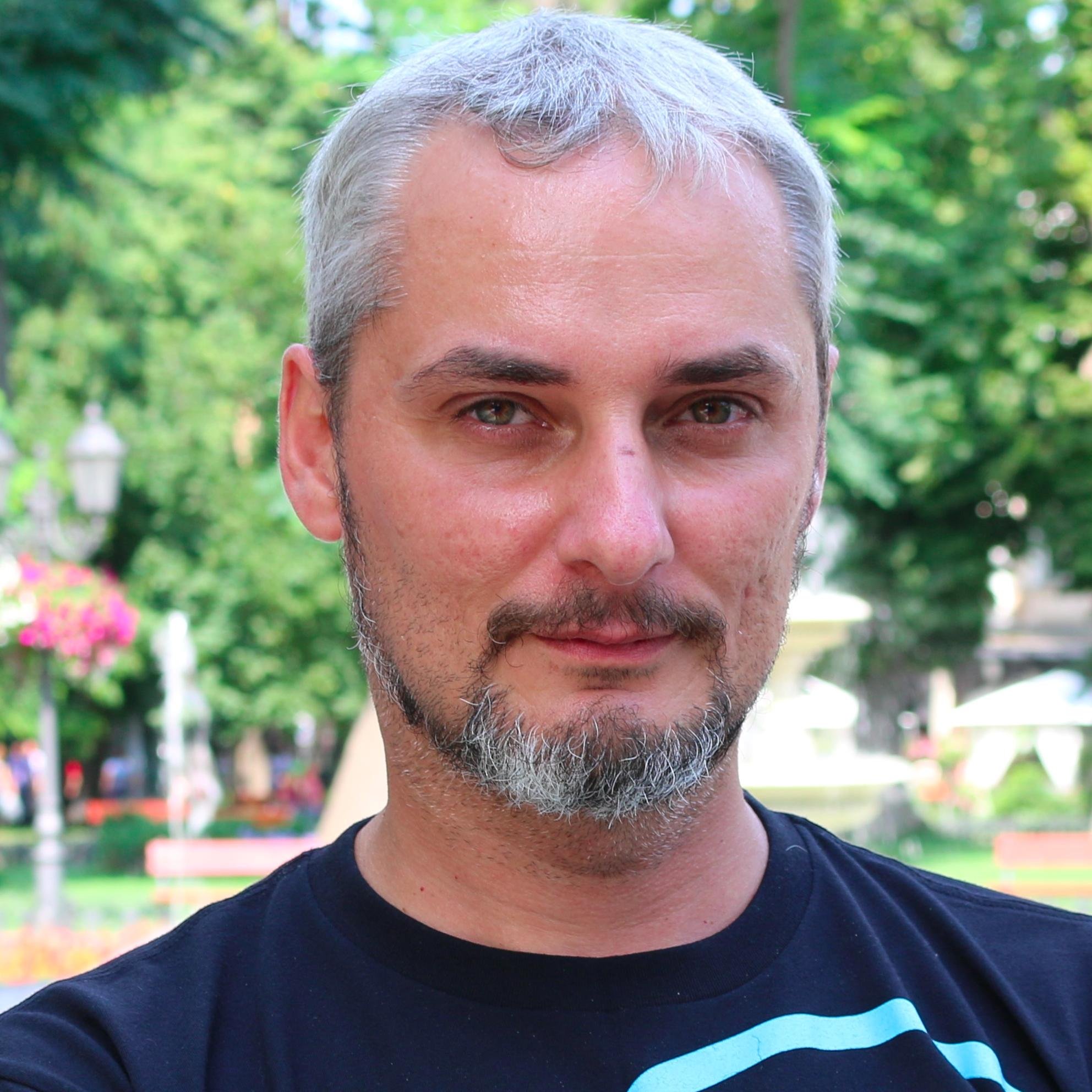 Главное что бы Вы меня читали, а не #FolowBack или #follow. Хотя, тоже не помешает.
 
 Читаю интересных людей и зачастую беру у них умные мысли.
