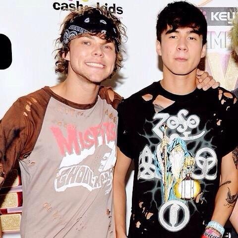 follow @5sosfollowalarm for follow updates and dms :)