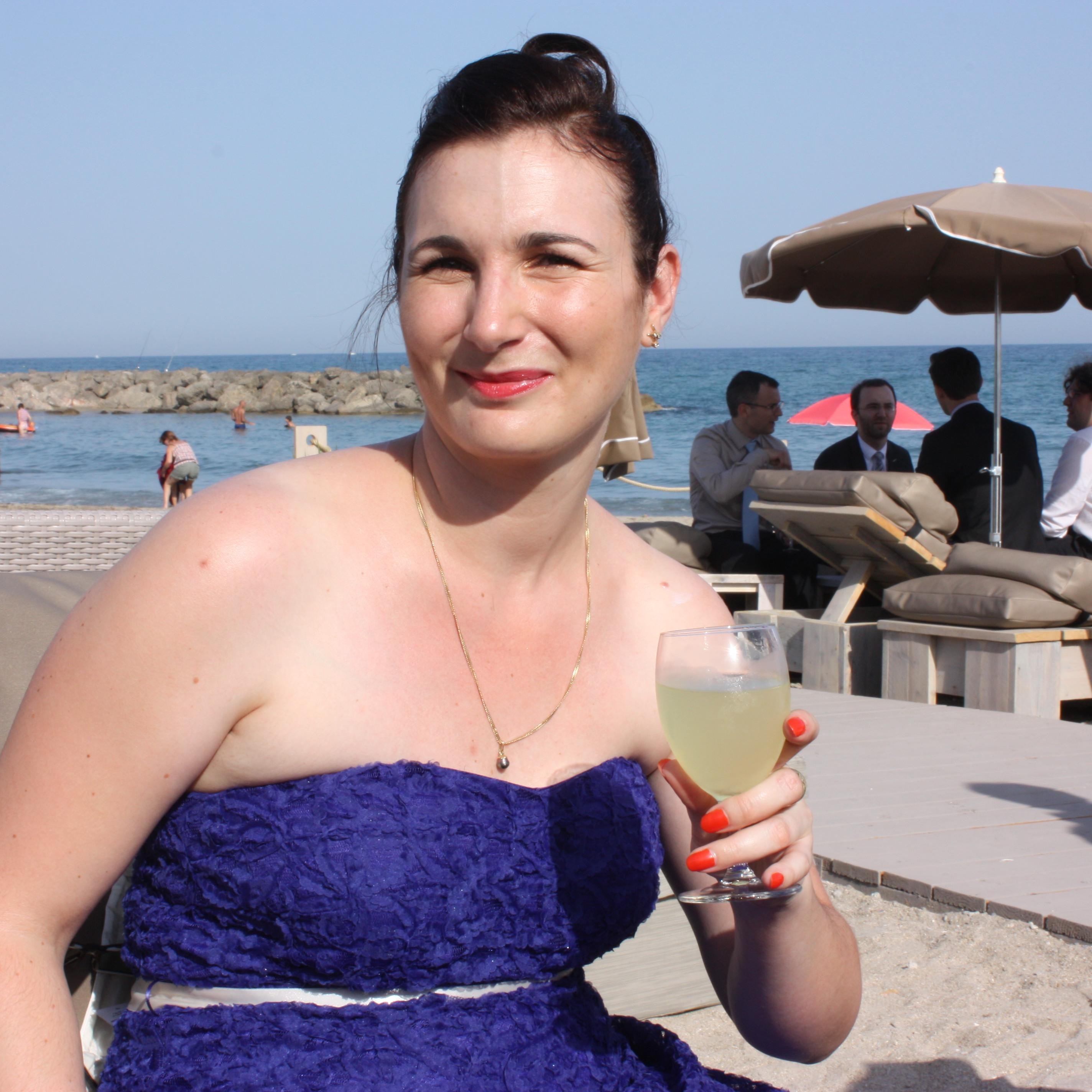 Futile_beaute's profile picture. Passionnée par le maquillage, la mode, la cuisine, les livres, le thés, le bien être, aime les chats, les dauphins...