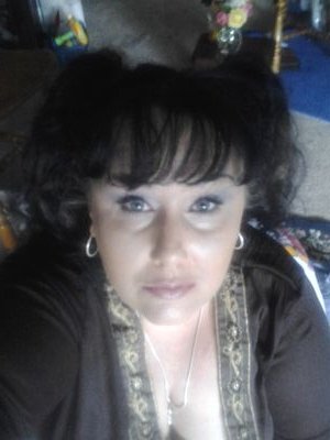 42 live with my cat.. love having fun and into rock and metal and grung..greatfuldead...old rock ...etc