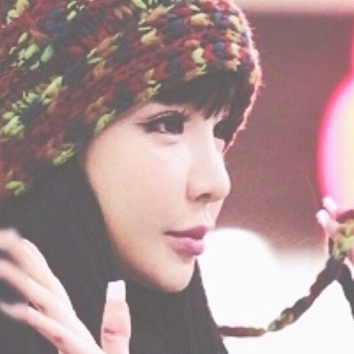 Voz principal de 2ne1. Kpop como vida. La juventud está siempre en mi❤ Me encanta la comida, obsesionada con el maíz.