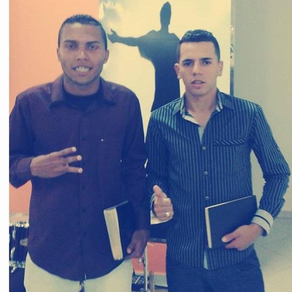 Você sabe quem eu sou ?
Só mais um menino feliz
brincando com sua bola.
Deus ao meu lado, é o segredo da vitória.
Soldado de Cristo.