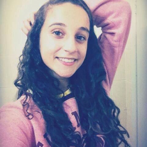 Sou α gαrotinhα imperfeitα, αquela que chorα de dor, αquelα que ja sofreu por αmor, αquelα que sαbe se αrrepender...