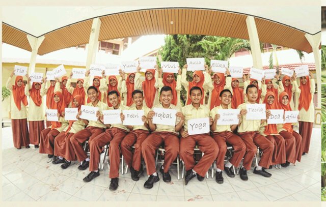 We are still one big family. 22 cewek tegar dan 7 cowok macho♥♥| Buk Tina:):)| [TP: 2013/2014]