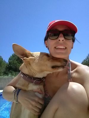 Alicantina, óptico optometrista, viajera del mundo, adicta a las series y la buena comida. Y ahora mamá de Julia, Arya y Bottas.