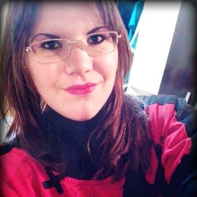 Sou aquela que levanta depois de um tombo,e que 
Sorri depois de uma grande provação.
Amo fazer novas amizades
Sigo quem me segue ♥