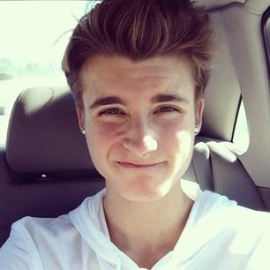 BaeWeeklyChris_'s profile picture. 