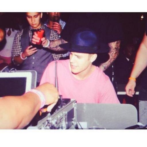 Beliebers.
It told the story I did not believe in myself. In 2010 a boy named Justin Bieber changed everything. Change my life.